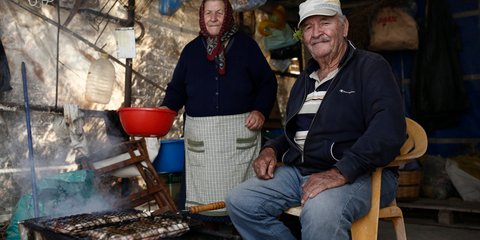  Γιάννης Παπαδόπουλος 85 ετών, Κατερίνα 81 χρονών στη Φολέγανδρο: Απλή ζωή και ευτυχία -Φωτογραφία: ΑΠΕ-ΜΠΕ/ΓΙΑΝΝΗΣ ΚΟΛΕΣΙΔΗΣ