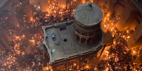 Το Αγιο Φως στην εκκλησία του Πανάγιου Τάφου, στην Ιερουσαλήμ - Εικόνα: EPA/ABIR SULTAN