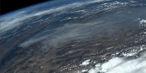 Ετσι φαίνεται από τον διαστημικό σταθμό της NASA χιλιάδες χιλιόμετρα μακριά η πύρινη λαίλαπα που καίει την Καλιφόρνια: Η φωτιά συνεχίζει και βρίσκεται εκτός ελέγχου για ένατη ημέρα με 3.000 πυροσβέστες να προσπαθούν μάταια να την περιορίσουν. Χιλιάδες κάτ