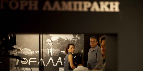 Aπό την έκθεση «Βία κατά εκπροσώπων του λαού: 50 χρόνια από τη δολοφονία του Γρηγόρη Λαμπράκη» που εγκαινιάστηκε χθες. Μέσα από ψηφιακές αναπαραγωγές φωτογραφιών, εφημερίδων, περιοδικών, επιστολών, χειρόγραφων σημειώσεων, έργων τέχνης αλλά και κινηματογρ