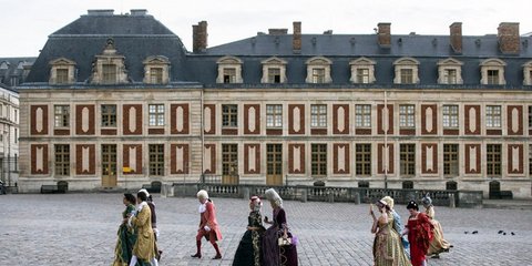 Ντυμένοι κατάλληλα για το Galant Party στις Βερσαλίες... 