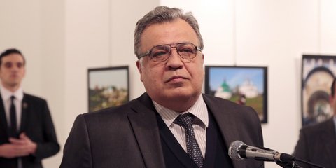 Συγκλονιστικό: O δράστης λίγα δευτερόλεπτα πριν σκοτώσει τον Ρώσο πρεσβευτή