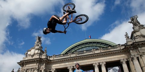 Αψηφώντας τους νόμους της βαρύτητας στο Παρίσι – Φωτογραφία: AP Photo/Thibault Camus