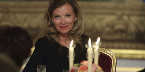 Με αυτό το ύφος ατενίζει τον γερμανό πρόεδρο Γιοακίμ Γκάουκ η Βαλερί Τριερβελέρ, σύντροφος του γάλλου προέδρου Φρανσουά Ολάντ.