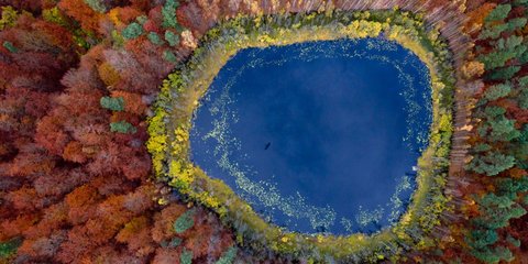Το φθινόπωρο από ψηλά: Ολα τα χρώματα της πιο νοσταλγικής εποχής σε ένα καρέ 