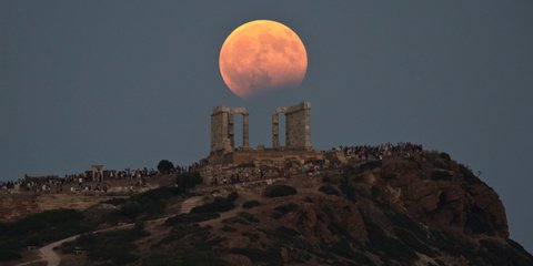 Η μαγεία της αυγουστιάτικης πανσελήνου και της μερικής έκλειψης στο ναό του Ποσειδώνα-Φωτογραφία: AP Photo/Petros Giannakouris