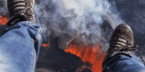 Πετώντας πάνω από τη λάβα: Μία τρομακτική λήψη ηφαιστείου στην Ισλανδία