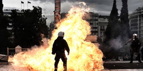 Μολότοφ μπροστά σε άνδρα των ΜΑΤ στα επεισόδια στο κέντρο της Αθήνας