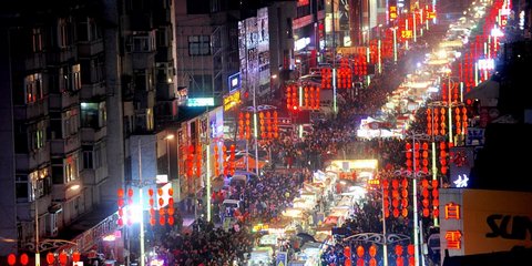 «Αγορά του Φεγγαριού»: Το μεγαλύτερο υπαίθριο παζάρι στην Ασία που δεν «κοιμάται» ποτέ 