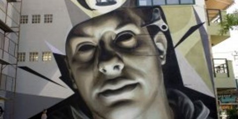 Aυτός είναι ο Ελληνας που έχει φτιάξει τα ομορφότερα γκράφιτι της Αθήνας [εικόνες & βίντεο]