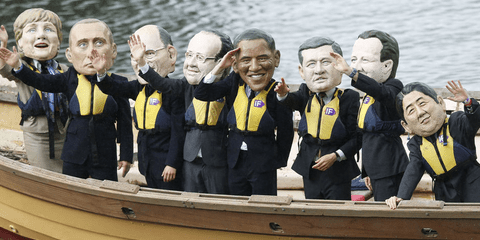 Παρουσία Ομπάμα και αυστηρών αστυνομικών δυνάμεων ξεκίνησε η σύσκεψη των G8. Ακτιβιστές, φορώντας τεράστιες μάσκες με τα πρόσωπα των οχτώ ηγετών, έχουν στρατοπεδεύσει απέναντι από το ξενοδοχείο όπου θα λάβει χώρα η σύνοδος κορυφής των G8, με στόχο να εξαλ