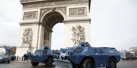 Τεθωρακισμένα στην Αψίδα του Θριάμβου