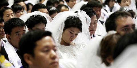 Ενας μάλλον, λίγο... βαρετός ομαδικός γάμος