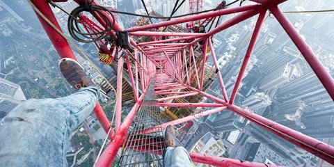 Στην κορυφή της Σανγκάης: Η φωτογραφία 20χρονου κασκαντέρ που κόβει την ανάσα