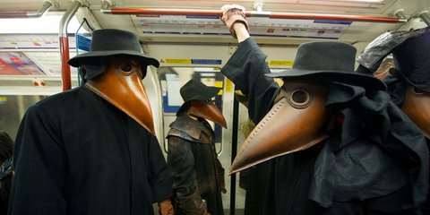 Σοκ στο μετρό του Λονδίνου -Ξεχύθηκαν στα βαγόνια οι γιατροί της πανώλης [εικόνα]