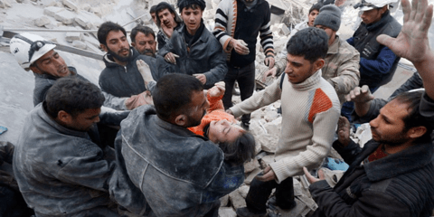 Μεγαλώνει ο φόρος αίματος στη Συρία: Ακτιβιστές ανασύρουν τραυματισμένο κορίτσι μετά από έκρηξη