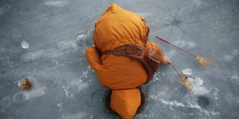 Μια γυναίκα ψαρεύει σε μια τρύπα που άνοιξε στην παγωμένη επιφάνεια του ποταμού Hwacheon της Νότιας Κορέας.