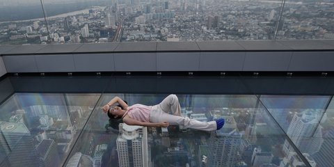 Απαγορευτική στάση ξεκούρασης για υψοφοβικούς: Στην κορυφή του ψηλότερου κτιρίου της Μπανκόγκ -Φωτογραφία: AP Photo/Sakchai Lali