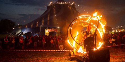 Η πολύχρωμη hippie επανάσταση του φεστιβάλ Γκλάστονμπέρι βάζει φωτιά στο κατεστημένο