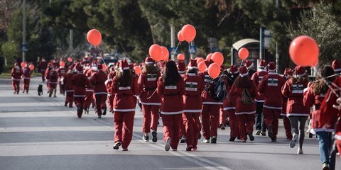 Αϊ-Βασίληδες στους δρόμους της Γλυφάδας