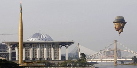 Ο Βαν Γκογκ πετάει πάνω από τζαμί στο φεστιβάλ αερόστατου στη Μαλαισία