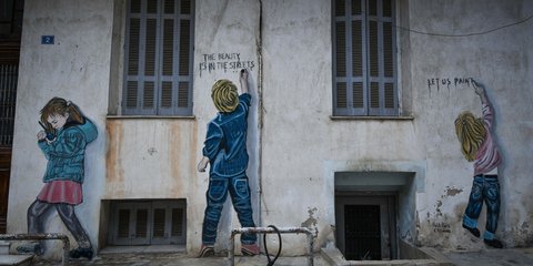 «Η ομορφιά βρίσκεται στους δρόμους» -Γκράφιτι σε σπίτι στην πλατεία Καραϊσκάκη -Φωτογραφία: EUROKINISSI/ΤΑΤΙΑΝΑ ΜΠΟΛΑΡΗ 