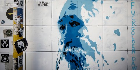 Γράφιτι για τον Τζίμη Πανούση στο κέντρο της Αθήνας -Ολη η Ελλάδα στο πρόσωπό του -Φωτογραφία: EUROKINISSI/ΣΩΤΗΡΗΣ ΔΗΜΗΤΡΟΠΟΥΛΟΣ