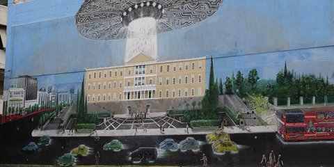 Εντυπωσιακό γκράφιτι: Εξωγήινοι... απαγάγουν τους βουλευτές από το ελληνικό κοινοβούλιο