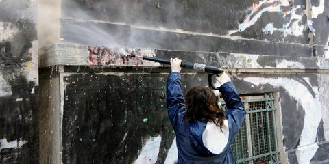 Ξεκίνησε επεισοδιακά η αφαίρεση του μαύρου γκράφιτι... 