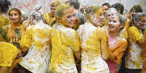 Αυγοπόλεμος στη Γρανάδα: Ο παράξενος ετήσιος εορτασμός προς τιμήν του Αγίου Λουκά