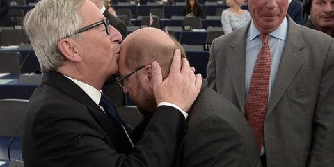 Πατρικό φιλί -Ο Γιούνκερ φιλά τον Σουλτς στην... καράφλα 