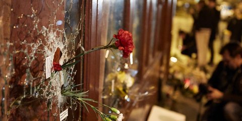 Λίγα λουλούδια για τα 129 θύματα... 