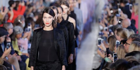 Μιλάνο: Η Μπέλα Χαντίντ στην πασαρέλα -Επίδειξη μόδας της Max Mara για φθινόπωρο/χειμώνα 2018/19 -Φωτογραφία: AP Photo/Antonio Calanni