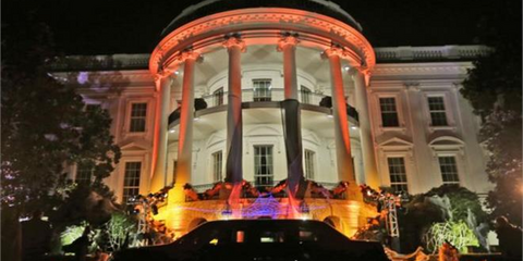 Οι αμερικανοί ετοιμάζονται να γιορτάσουν το Halloween. Από τις γιορτές δεν θα μπορούσε να λείψει ο Λευκός Οίκος, ο οποίος ντύθηκε στο πορτοκαλί χρώμα της κολοκύθας. Ο πρόεδρος και η Μισέλ Ομπάμα θα υποδεχθούν τα παιδιά εργαζομένων και στρατιωτικών για το 