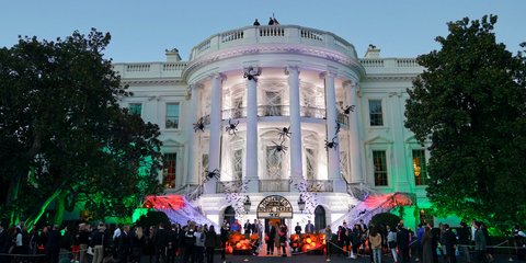 Αράχνες τύλιξαν στον ιστό τους τον... Λευκό Οίκο λόγω Halloween