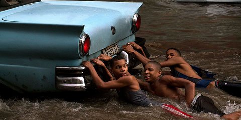 Πλημμύρες στην vintage Αβάνα, ώρα παιχνιδιού για κάποιους... 