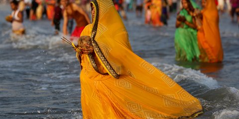 Το αρχαίο φεστιβάλ Χιντού στο Μουμπάι της Ινδίας -Φωτογραφία: AP Photo/Rafiq Maqbool