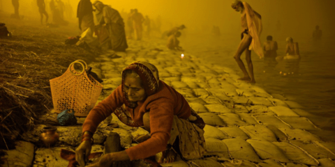 Κολυμπώντας σε ιερά νερά: Τελετουργικό στο ινδουιστικό φεστιβάλ Kumbh Mela