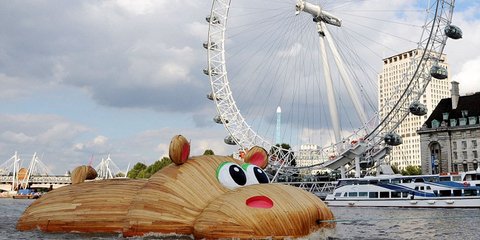 Ενας ιπποπόταμος στον Τάμεση [εικόνα]