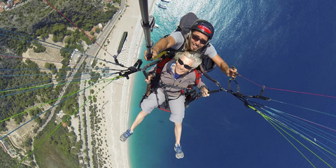 H Ρουθ Άντερσον έγινε η γηραιότερη Βρετανή γυναίκα που έκανε ελεύθερη πτώση με αλεξίπτωτο. Η 78χρονη γιαγιά τεσσάρων εγγονών πήδηξε από τα 6.000 πόδια, κατά τη διάρκεια των διακοπών της στο Χισαρόνου της Τουρκίας.