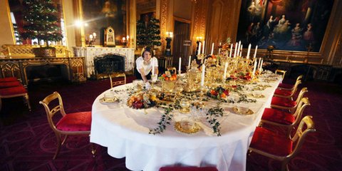 Στολίζοντας το Χριστουγεννιάτικο τραπέζι