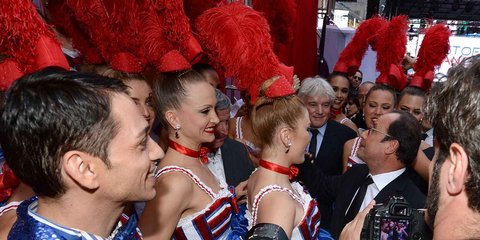 Ο Ολάντ αλληθωρίζει μπροστά σε χορεύτριες του Moulin Rouge.