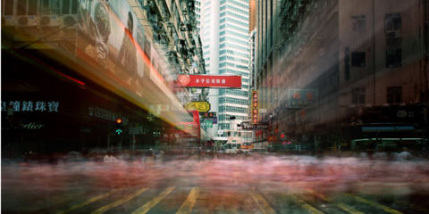 Περαστικοί διασχίζουν λεωφόρο στον κόλπο Κόσγουεϊ του Χονγκ Κονγκ