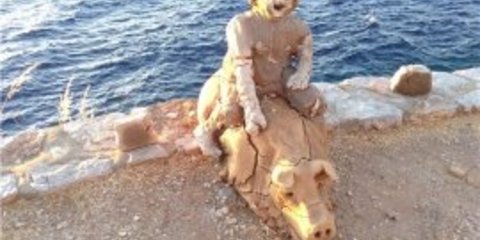 Ύδρα: Πώς ο Δάκης Ιωάννου μετέτρεψε τη «ντίβα» του Σαρωνικού σε κέντρο του παγκόσμιου καλλιτεχνικού τζετ σετ [εικόνες]