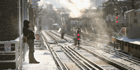 Περιμένοντας το τρένο στο παγωμένο Ιλινόις: Ο χιονιάς προκάλεσε προβλήματα και στις μετακινήσεις