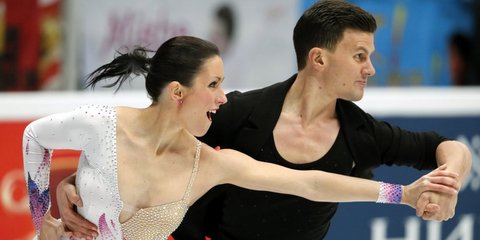 Η αρμονία και το πάθος σε μια φωτογραφία στο γκραν πρι καλλιτεχνικού πατινάζ στη Μόσχα -Φωτογραφία: EPA/YURI KOCHETKOV