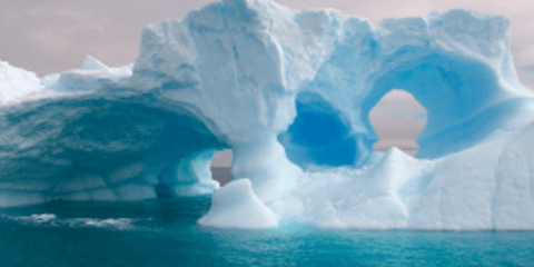 Παγωμένη τέχνη: Η φύση σκαλίζει γλυπτά στα παγόβουνα της Αρκτικής [εικόνες] 