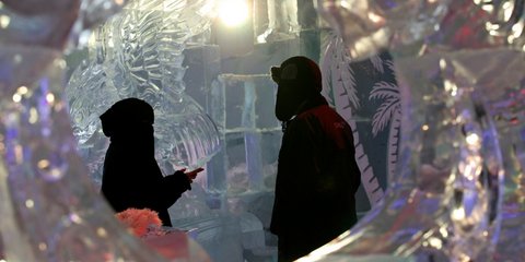 Εξω 47 βαθμοί Κελσίου, μέσα -6: Ανάσα δροσιάς στην έρημο του Ντουμπάι -Εφτιαξαν καφέ-μπαρ από πάγο -Φωτογραφία: EPA/ALI HAIDER