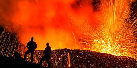 Δεν είναι πυροτεχνήματα, είναι το ηφαίστειο Piton de la Fournaise.