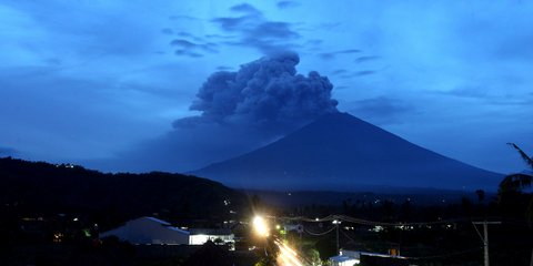 Το ηφαίστειο Αγκούνγκ στο Μπαλί της Ινδονησίας βρυχάται ξανά -Φωτογραφία: AP Photo/Firdia Lisnawati